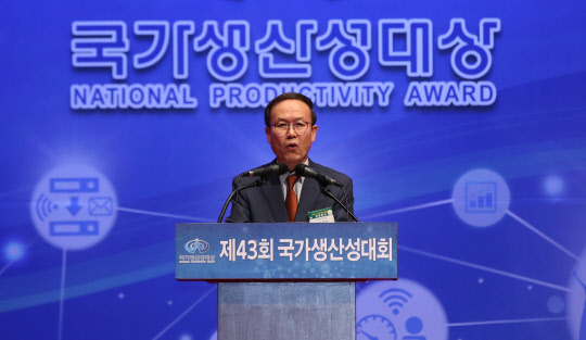 노규성 한국생산성본부 회장이 16일 오후 서울 강남구 코엑스 오디토리움에서 열린 제43회 국가생산성대회에서 대회사를 하고 있다. <연합뉴스>
